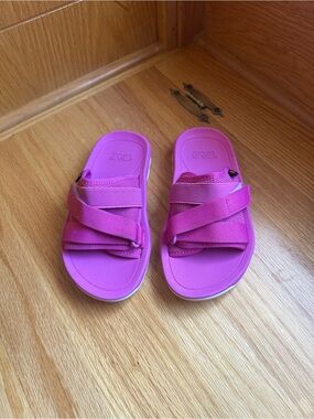 Teva Girl’s 12 Hot Pink Slide Sandals with adjustable straps